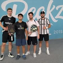 Participantes con equipo deportivo de pádel