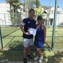Jugadoras en una cancha de pádel