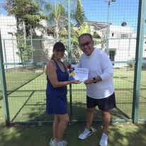Entrega de reconocimiento en cancha
